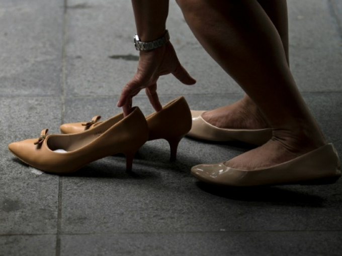 Philippines mạnh tay với công ty bắt nhân viên nữ đi giày cao gót