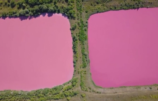 Hồ nước màu hồng gây xôn xao nước Nga