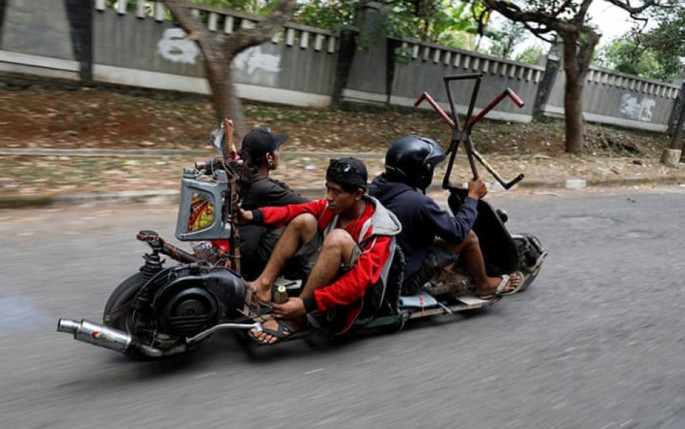 indonesia le hoi quai xe vespa va nhung chiec xe do doc ban
