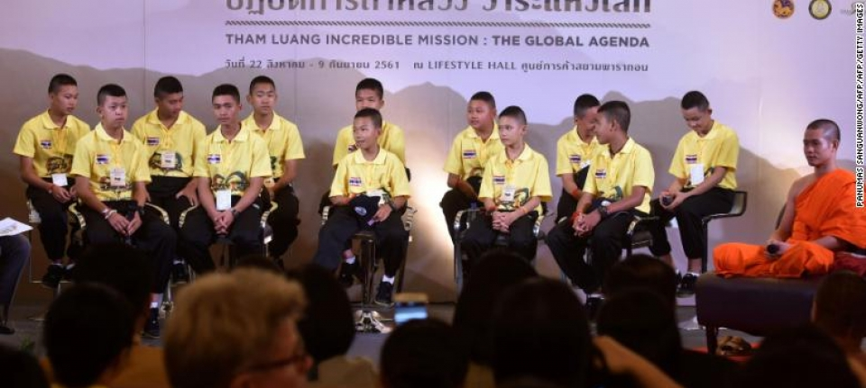 Đội bóng nhí Thái Lan gặp lại các thợ lặn cứu mạng
