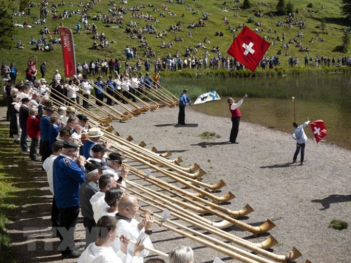Hình ảnh độc đáo lễ hội kèn sừng quốc tế tại Thụy Sỹ