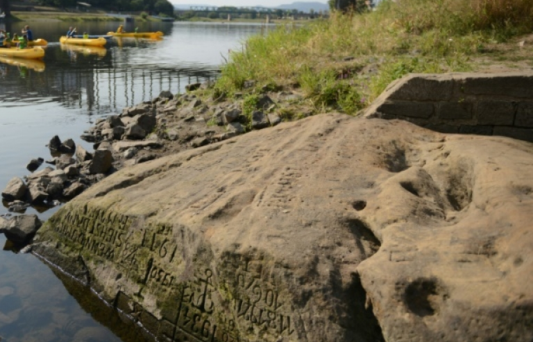 CH. Czech: "Phiến đá khát" dưới lòng sông Elbe gửi thông điệp về hạn hạn