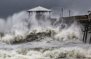 Hình ảnh đầu tiên khi siêu bão Florence đổ bộ bờ Đông nước Mỹ