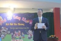 Đại sứ Mỹ múa lân, nặn bánh trung thu cùng trẻ em khuyết tật Việt Nam