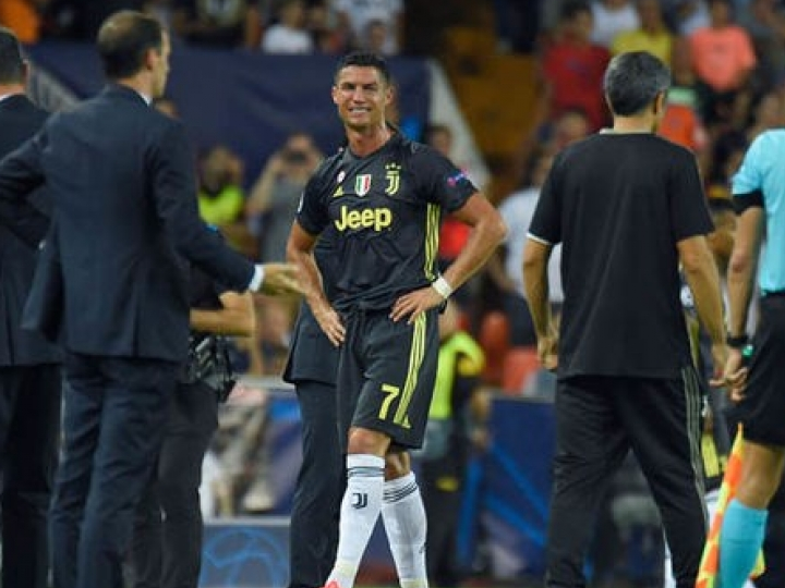 Ronaldo khóc nức nở khi phải rời sân với tấm thẻ đỏ trực tiếp