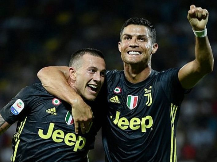 C.R7 sắm vai người hùng, Juventus thắng chật vật "tí hon"