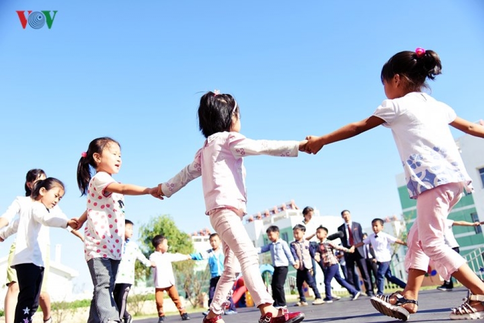 Hình ảnh về trẻ em Triều Tiên với khuôn mặt hồn nhiên, đáng yêu sẽ khiến bạn cảm thấy an tâm và thư giãn. Mặc dù cuộc sống của họ rất đơn giản, nhưng tình yêu thương của những đôi bàn tay đã biến những điều bình dị trở thành di sản vô giá.