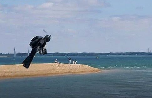 ‘Người tên lửa’ thực hiện thành công chuyến bay vượt eo biển bằng bộ trang bị ‘siêu nhân’
