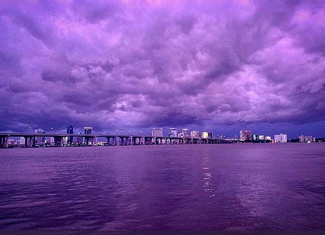 Florida không chỉ nổi tiếng với những bãi biển tuyệt đẹp, mà còn với những bầu trời màu tím nước cảm hứng. Chỉ cần một cái nhìn qua hình ảnh này, bạn sẽ thấy cảm giác tuyệt vời của viễn tưởng và thư giãn.