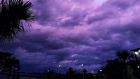 Cảnh tượng bất ngờ, bầu trời Florida chuyển thành màu tím huyền ảo