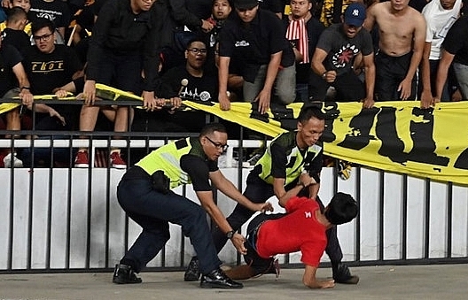Phải rời sân bằng xe bọc thép, Malaysia khiếu nại hành vi quá khích của cổ động viên Indonesia lên FIFA