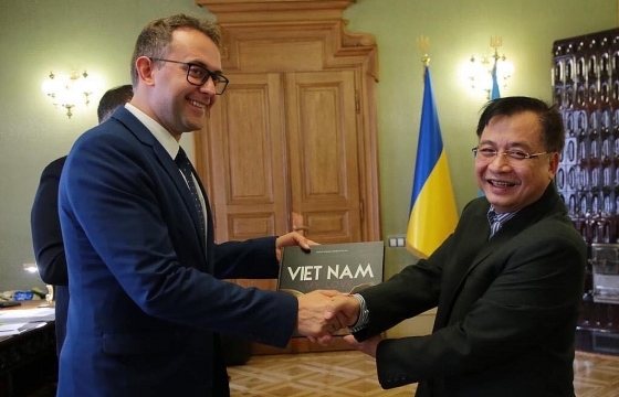 Đại sứ quán Việt Nam tại Ukraine thăm và làm việc với tỉnh Lviv