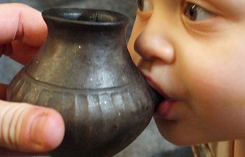Phát hiện bình sữa cổ cho em bé đã có từ cách đây... 3.000 năm