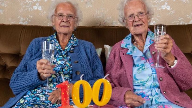 Cặp chị em song sinh già nhất nước Anh ăn mừng sinh nhật 100 tuổi
