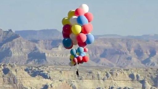 Nghệ sĩ bay lên không trung ở độ cao 7.300 m nhờ một chùm bóng bay