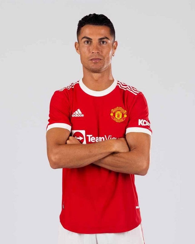 Màu áo Man Utd với số 7 được đeo trên người, hình nền của Ronaldo sẽ mang tới cảm giác hưng phấn và ngạc nhiên cho fan của Man Utd. Điều này cũng sẽ giúp người hâm mộ hình dung được sự nghiệp của Ronaldo khi còn khoác áo M.U.