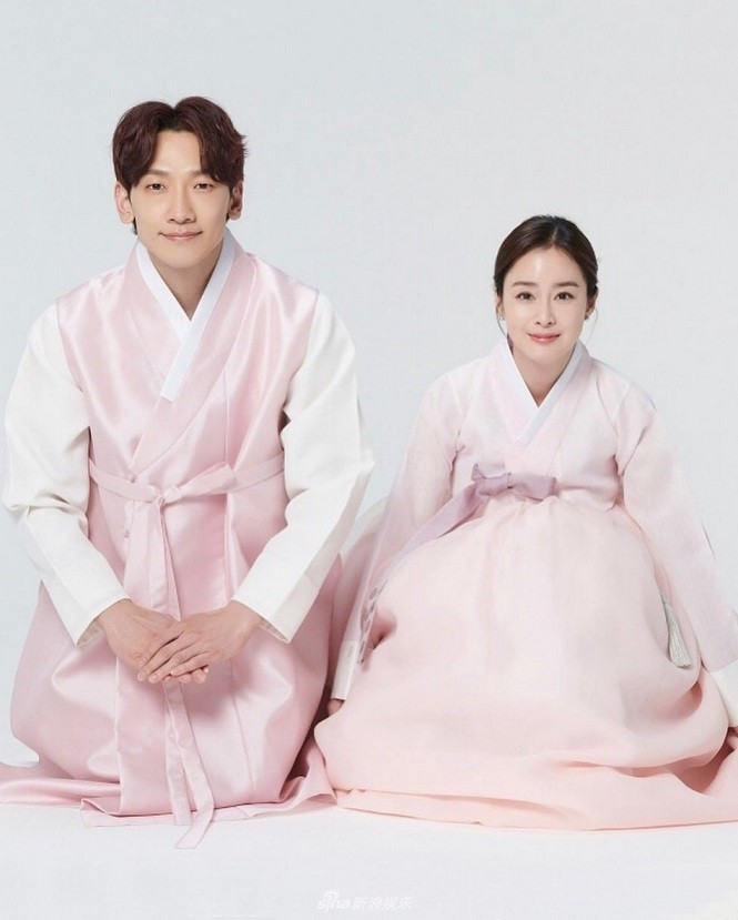 Nhân dịp Trung thu, vợ chồng Kim Tae Hee chụp ảnh với trang phục hanbok