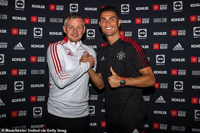 Man Utd: Ronaldo hoàn thành thủ tục cuối cùng; tấm áp phích mới không thấy Pogba