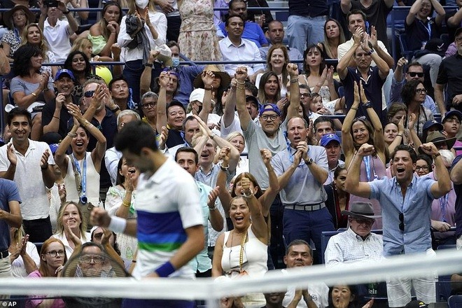 Djokovic đặt nhiều kỳ vọng ở trận chung kết US Open 2021 bởi nếu giành chiến thắng, anh sẽ giành Golden Slam (4 chức vô địch Grand Slam trong một năm dương lịch). Tay vợt người Serbia được sự cổ vũ nhiệt tình từ các khán giả trên sân.