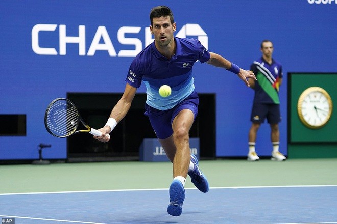 Djokovic liên tục mắc lỗi đánh bỏng hỏng và tạo cơ hội để Medvedev vượt lên dẫn điểm.