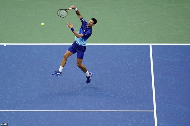Sau hai set đầu tiên, Djokovic đều để thua với tỷ số 4-6 và tay vợt người Serbia nỗ lực lấy lại lợi thế, kỳ vọng vào cuộc lội ngược dòng như ở trận chung kết Roland Garros 2021.