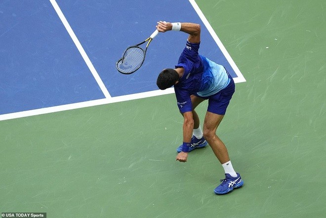 Không dưới 3 lần ở trận chung kết US Open 2021, Djokovic đập vợt. Nole không giấu nổi sự thất vọng và điều này đã từng xảy ra ở Olympic Tokyo 2020, giải đấu mà Djokovic thua Zverev ở bán kết quần vợt đơn nam.