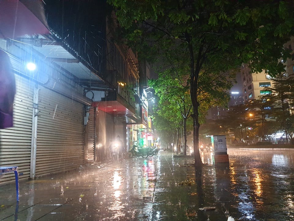 Dự báo thời tiết đêm nay và ngày mai (13-14/9): Bắc Bộ, Tây Nguyên, Nam Bộ cục bộ cục bộ mưa vừa mưa to; từ Thanh Hóa đến Quảng Bình mưa rất to