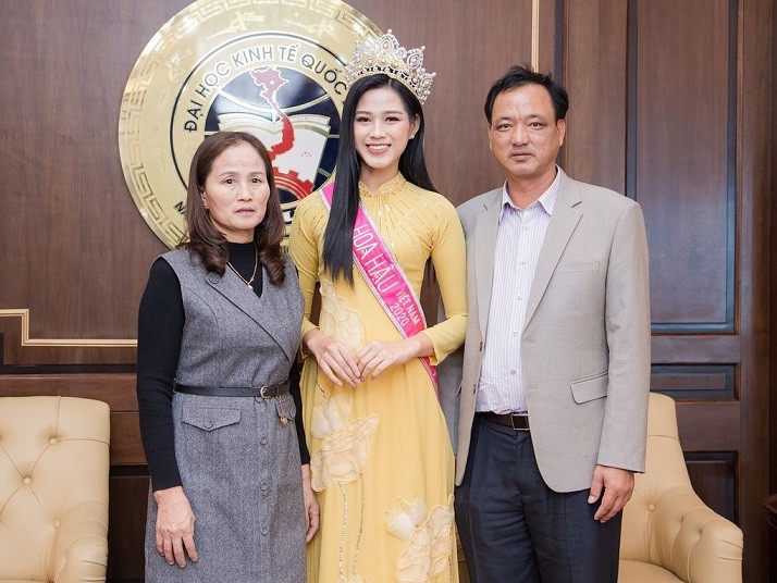 Bà Cù Thị Hoa, năm nay 53 tuổi, là mẹ của đương kim Hoa hậu Việt Nam Đỗ Thị Hà. Trong mắt bà, con gái út rất ngoan ngoãn, hiếu thảo, đồng thời tự lập và chủ động trong mọi việc.