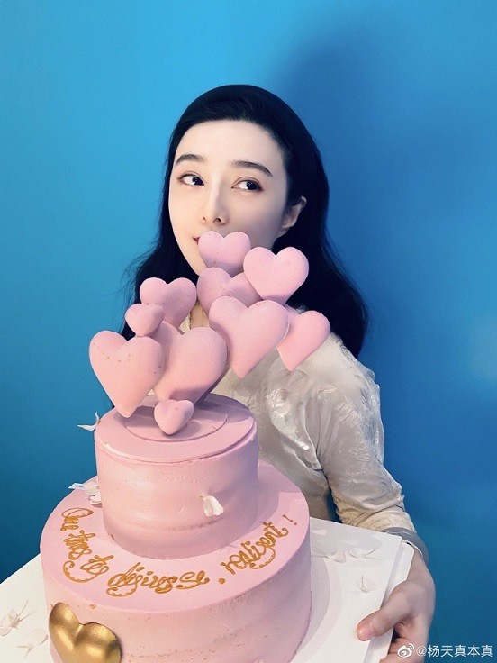 Ảnh sinh nhật của Băng Băng được Dương Thiên Chân, nữ đạo diễn kiêm người phụ trách truyền thông của diễn viên chia sẻ trên Weibo hôm 15/9. Băng Băng ăn mặc đơn giản, trang điểm nền nã thổi nến mừng tuổi mới.