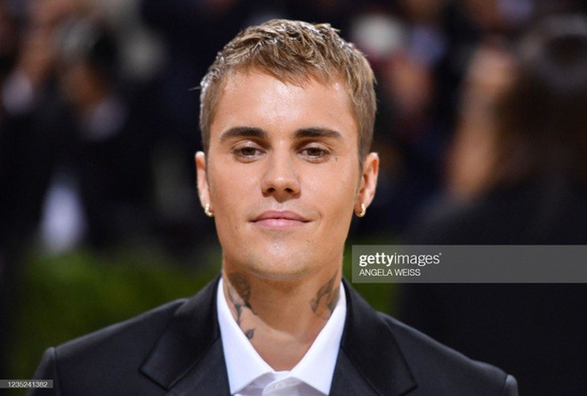 Nguyên nhân khiến Justin Bieber mang vẻ mặt "khó ở" tới Met Gala