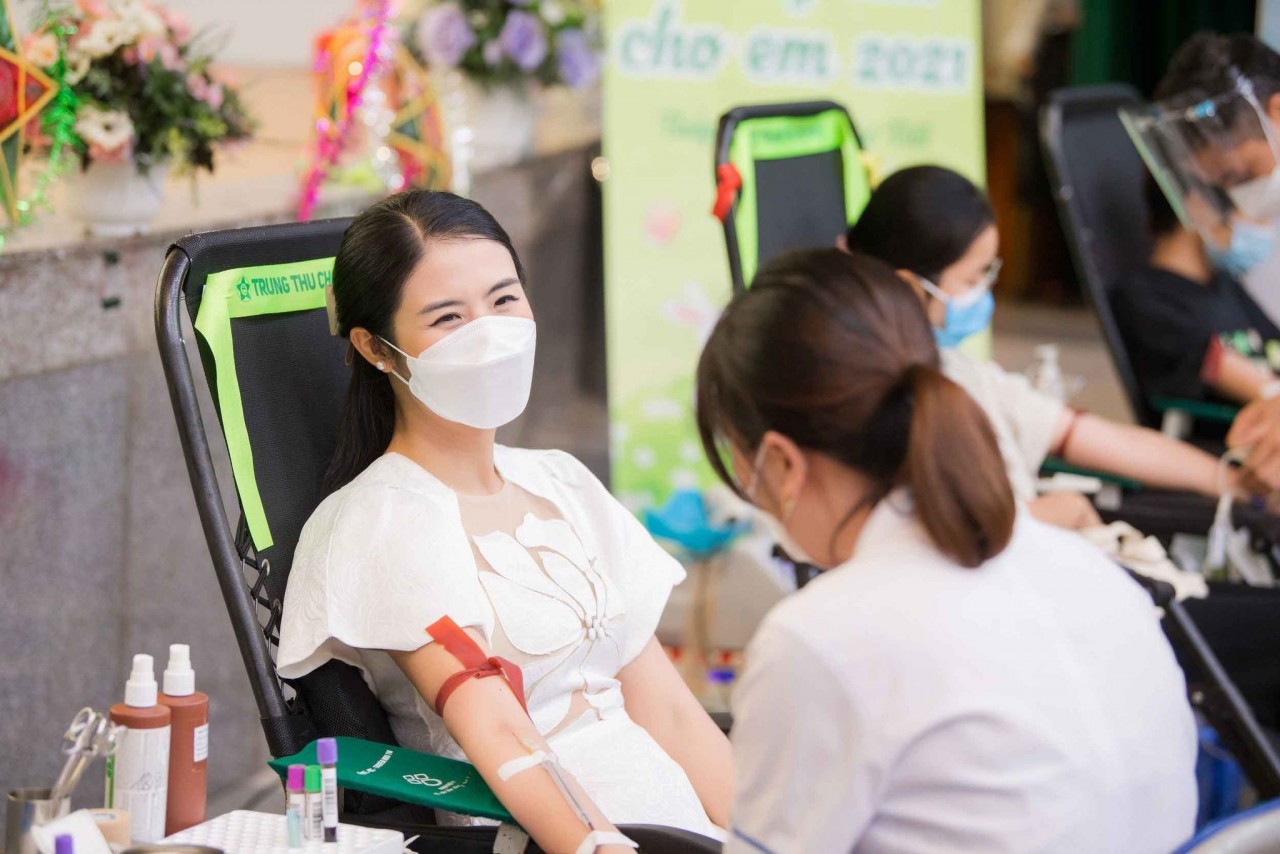 Hoa hậu Ngọc Hân hiến máu nhân đạo và trao quà tại bệnh viện nhân dịp Tết Trung thu