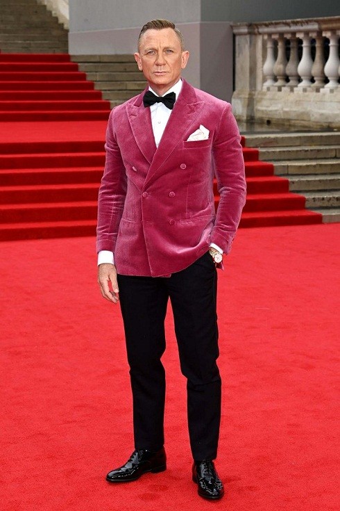 Daniel Craig nổi bật trên thảm đỏ với áo vest nhung màu hồng vô cùng lịch lãm. Đây là bộ phim thứ 5 và cũng là bộ phim cuối cùng tài tử người Anh vào vai điệp viên 007.