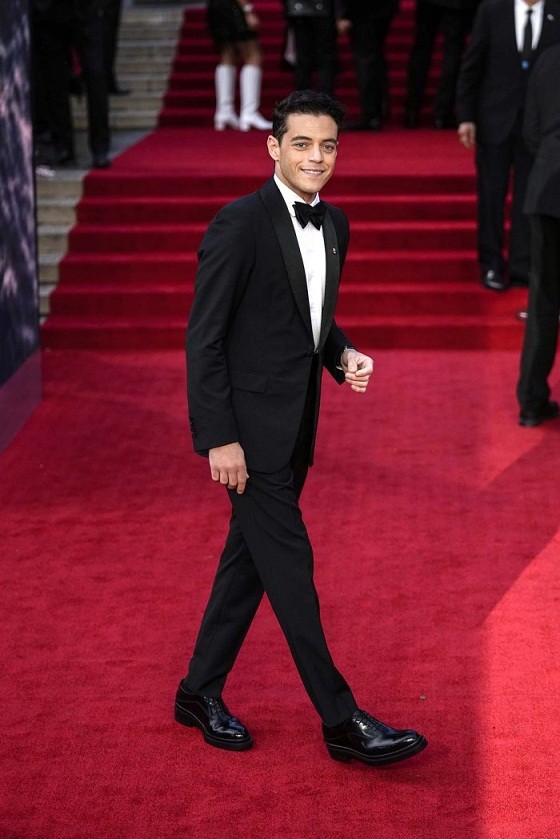 Rami Malek - diễn viên thủ vai phản diện trong tập phim này chọn suit của Prada.
