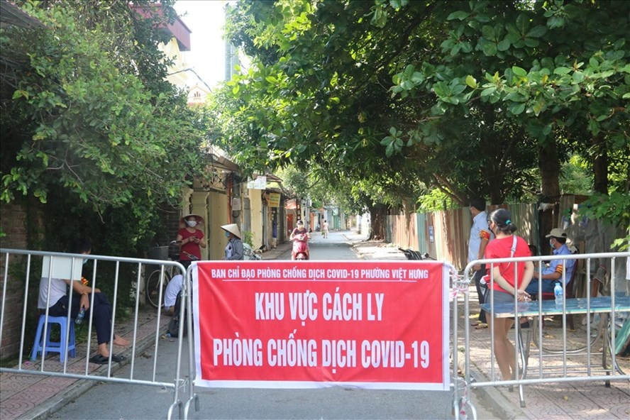 Phong tỏa một địa điểm do Covid-19 ở Việt Hưng, Long Biên (Nguồn: Báo Lao động)