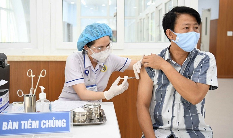 Covid-19: Cả nước đã tiêm trên 42,3 triệu liều vaccine Covid-19; tình hình bệnh nhân tại Quảng Bình và Phú Yên