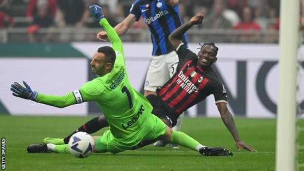 AC Milan tạm thời dẫn đầu Serie A sau trận thắng Inter Milan