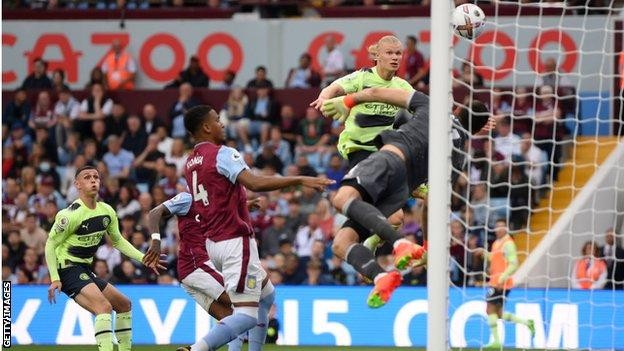 Hòa đáng tiếc Aston Villa, Man City lỡ cơ hội giành ngôi đầu Ngoại hạng Anh