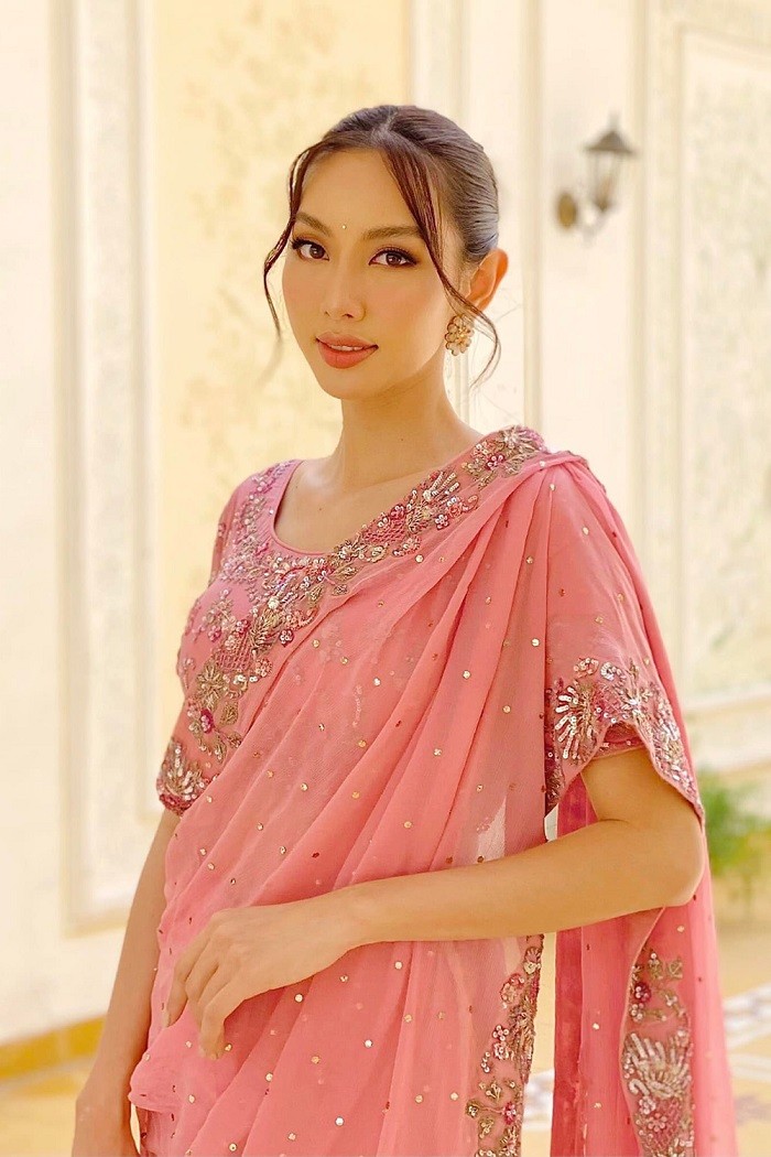 Nhân chuyến công tác Ấn Độ, Thùy Tiên thử diện Sari - trang phục được yêu thích của phụ nữ nơi đây. Hoa hậu chọn mặc bộ cánh tông hồng với những hạt kim sa đính kết lấp lánh, giúp cô tôn vẻ đẹp ngọt ngào.
