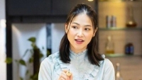 Hoa hậu Phương Khánh giản dị, thanh lịch khi làm cô giáo dạy thêu
