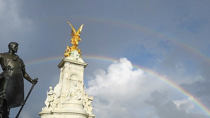 Cầu vồng đôi xuất hiện trên bầu trời cung điện khi Nữ hoàng Anh qua đời