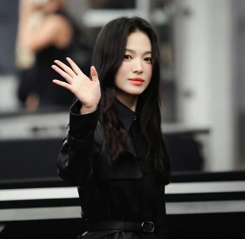 Diễn viên Song Hye Kyo dự show với trang phục đen 'nguyên cây', gương mặt trang điểm nhẹ nhàng. Cô sang Mỹ từ hôm 7/9 (giờ Hàn Quốc).