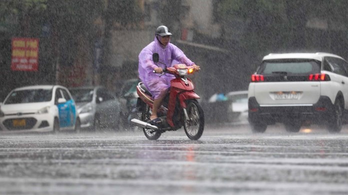 Dự báo thời tiết đêm nay và ngày mai (15-16/9): Hà Nội và nhiều khu vực mưa rào, dông rải rác, vùng núi Bắc Bộ có nơi mưa rất to