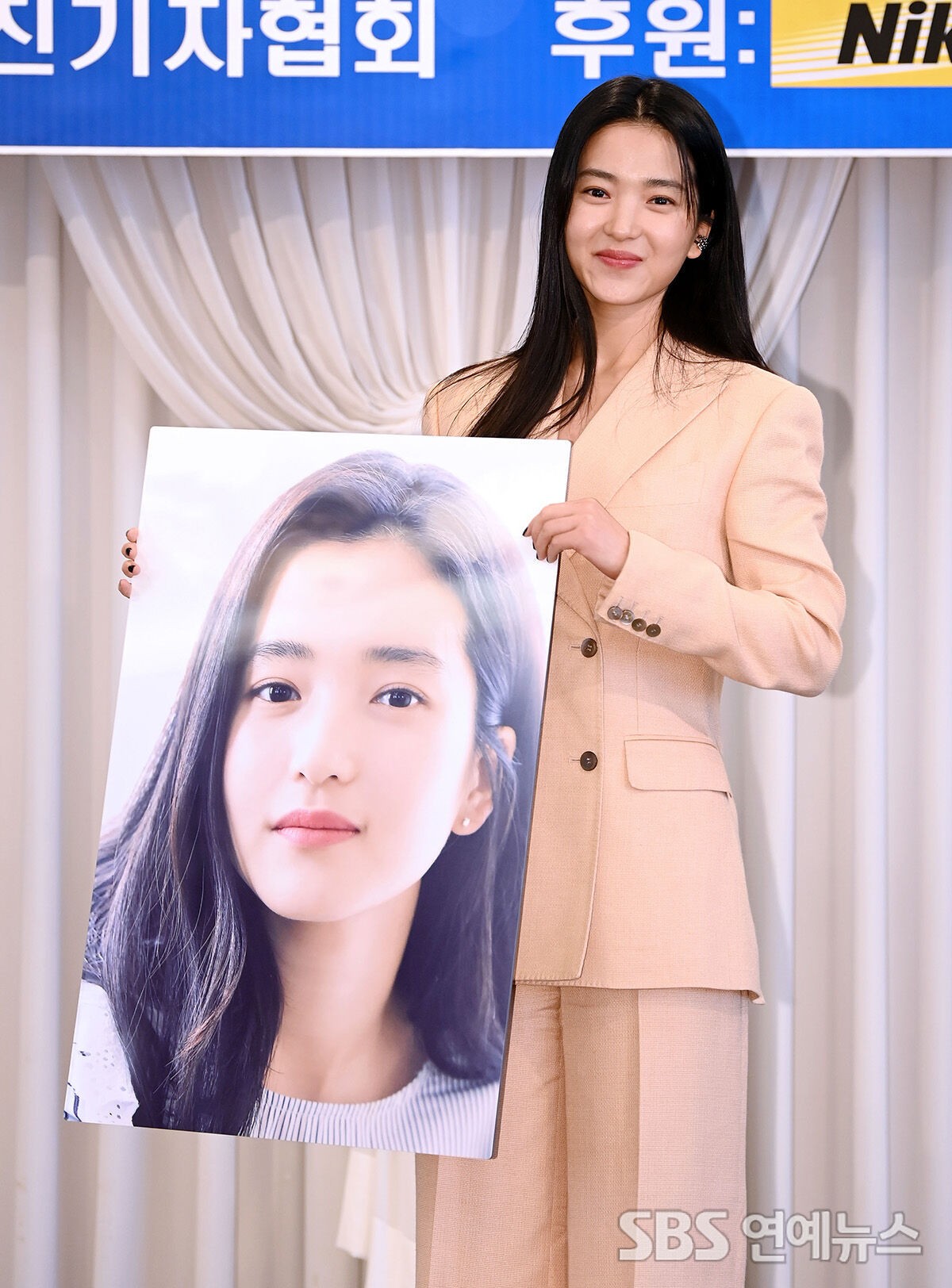 Diễn viên Kim Tae Ri tham dự '2022 KOPA & Nikon Press Photo Awards' được tổ chức tại khách sạn Rivera, Gangnam-gu, Seoul vào sáng 19/9. Cô chụp ảnh kỷ niệm bên bức hình chân dung.