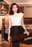 Hoa hậu Đặng Thu Thảo thanh lịch với thời trang công sở phong cách tối giản