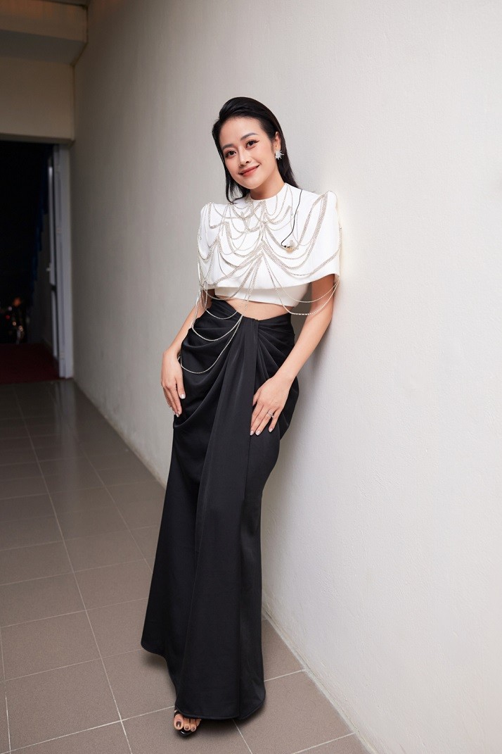 Đảm nhiệm vai trò dẫn chương trình cho một sự kiện hôm 18/9, Phí Linh chọn bộ trang phục cầu kỳ. Để giúp ghi điểm phong cách mỗi lần xuất hiện trên sân khấu, nữ MC đầu tư váy áo chỉn chu.