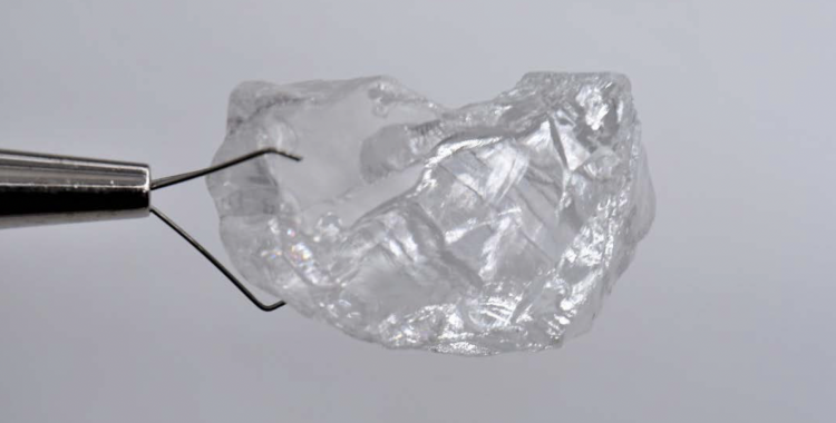 Angola phát hiện viên kim cương trắng nặng 131 carat