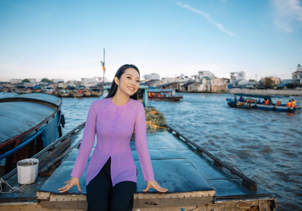 The Miss Globe 2022: Lâm Thu Hồng diện áo bà ba, giới thiệu chợ nổi Cái Răng