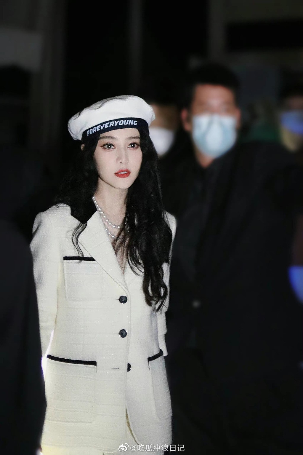 Phạm Băng Băng mặc suit trắng kết hợp mũ nồi ton sur ton khi dự đêm diễn của một nhà mốt. Đây là lần hiếm hoi cô xuất hiện tại sự kiện thời trang trong năm nay.