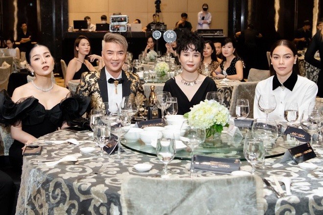 Đều là khách mời danh dự của một sự kiện, Lệ Quyên và Hà Hồ được xếp ngồi chung một bàn tiệc cùng một số nghệ sĩ nổi tiếng khác. 