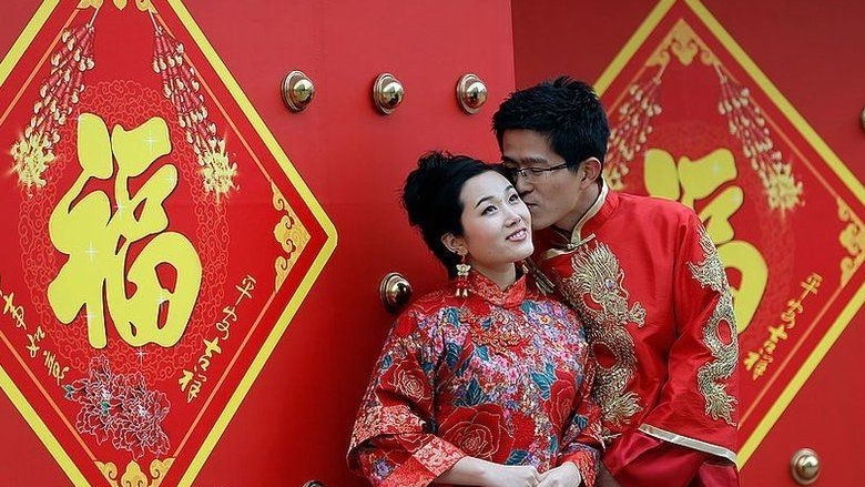 Trung Quốc: Phong tục tranh thức ăn trong đám cưới để chúc phúc cho cô dâu chú rể